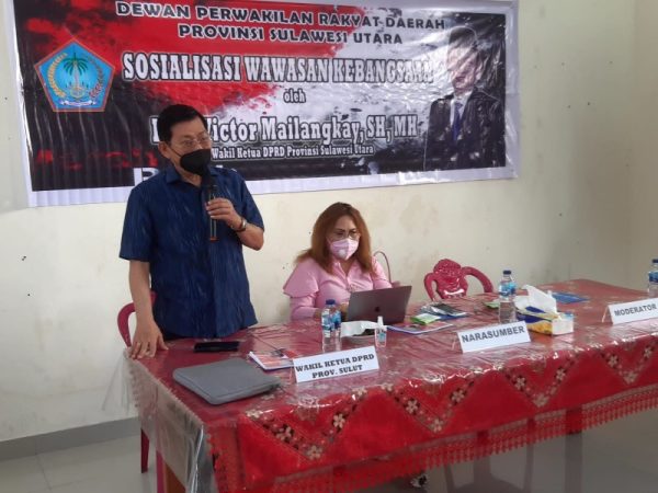 Victor Mailangkay, Wakil Ketua DPRD Provinsi Sulut saat melaksanakan SOSBANG di Kecamatan Malalayang