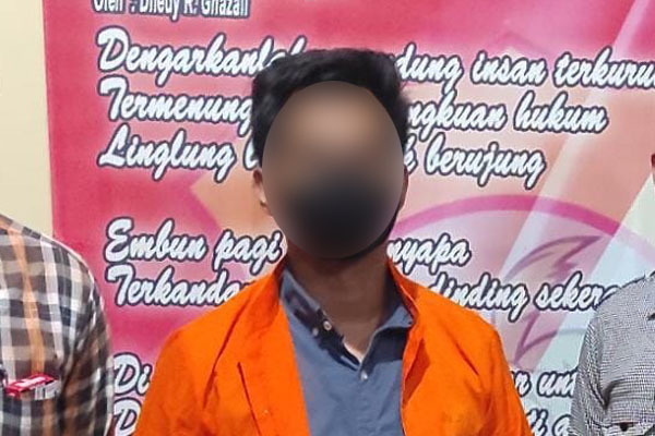 Salah satu tersangka dugaan tindak pidana korupsi dalam Kegiatan Program Hibah Air Minum