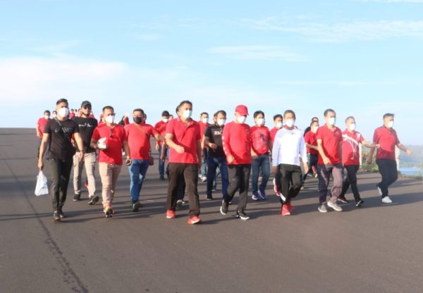 Jalan sehat Bupati dan Wabup Minsel bersama jajarannya
