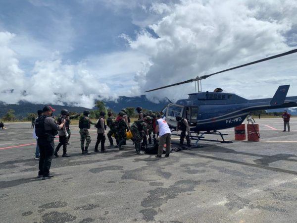 Evakuasi terhadap delapan korban peristiwa penembakan Kelompok Kriminal Bersenjata (KKB)