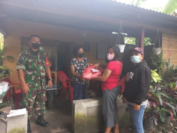 Keluarga Wongkar-Sumual memberikan bantuan Bahan Pokok (Bapok) bagi masyarakat terdampak banjir
