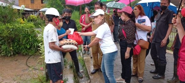Keluarga Mandagie-Wongkar Mario dan Inri, berbagi kasih salurkan bantuan kepada korban terdampak bencana Banjir