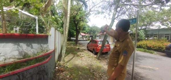 Kepala SMA Negeri 1 Manado Jemmy Jeremias, turun langsung mengecek kebersihan di lingkungan sekolah