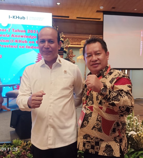 Kepala Badan Kesbangpol Sulut Fery Sangian saat foto bersama Kepala Badan Nasional Penanggulangan Terorisme Boy Rafli Amar. (Foto.ist)