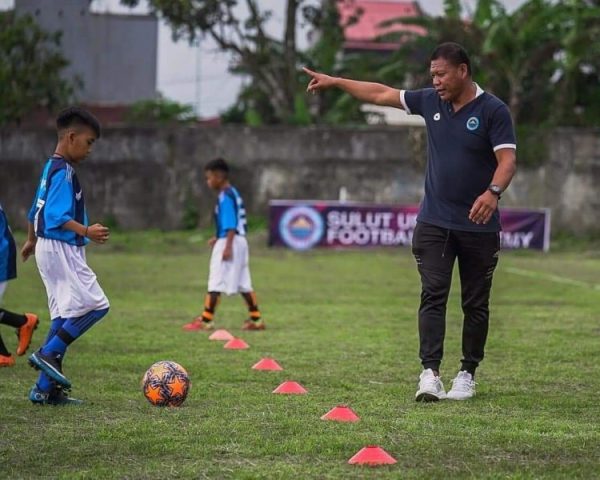 Sulut United latih pesepakbola usia dini di Langowan