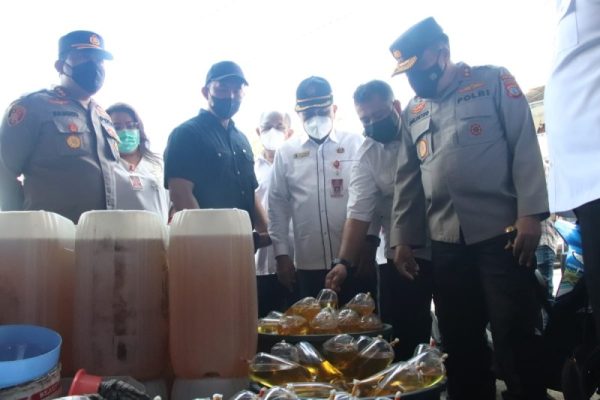 Kapolda Sulawesi Utara Irjen Pol Mulyatno saat memantau minyak goreng