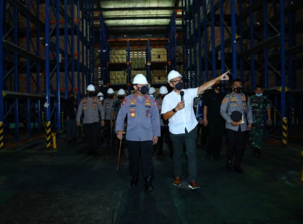 Kapolri Jenderal Listyo Sigit Prabowo meninjau langsung pabrik minyak goreng PT Mikie Oleo Nabati Industri Bekasi