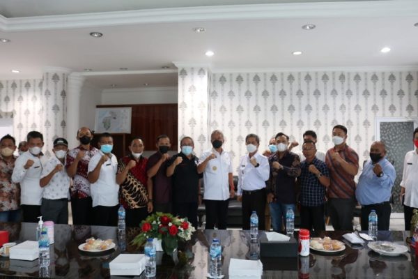 Bupati Franky Donny Wongkar SH, bersama dengan Wakil Bupati Pdt Petra Yani Rembang Sth, saat melakuka  Audiensi dengan 20 Ketua PKB wilayah Rayon Minsel