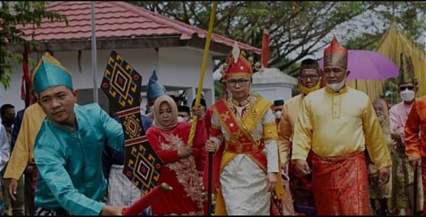 Terlihat Yasti dengan mengenakan Tapaluk pakaian yang biasa digunakan oleh para bogani perempuan.