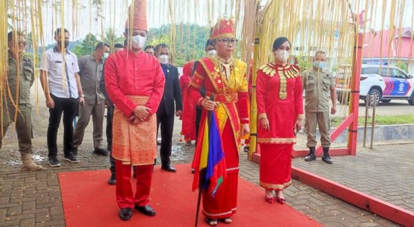 Bupati Yasti saat menjadi Inspektur Upacara dalam rangkat HUT ke 68 kabupaten Bolmong