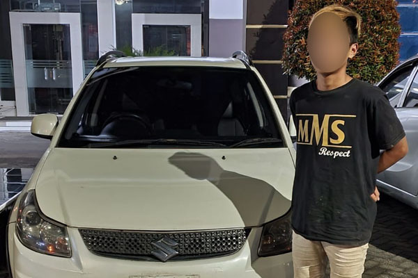 Pelaku bersama barang bukti saat diamankan