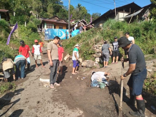 Masyarakat Desa Maliku 1 Kerja Bakti Masal menambal jalan yang sudah lubang dan rusak parah, sabtu (2/4/2022).