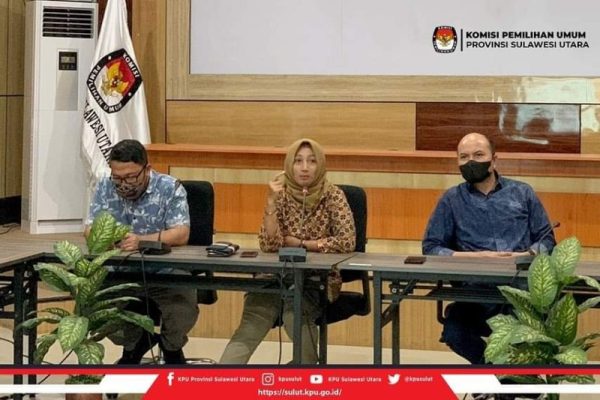Komisioner KPU Sulut, Lanny Ointu (tengah), Meidy Tinangon (kanan), Salman Saelangi (kiri)