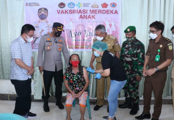 Bupati Minahasa Selatan Bpk Franky Donny Wongkar, SH pantau vaksinasi