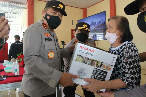 Kapolda Sulawesi Utara Irjen Pol Mulyatno pantau vaksinasi