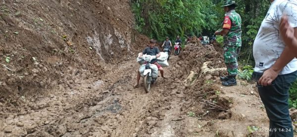 Longsor terjadi di Ruas Jalan Penghubung Kumelembuai - Makasili