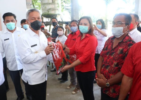 Bupati Minahasa Selatan  Franky Donny Wongkar saat menyerahkan bantuan benih jagung dan alat mesin pertanian