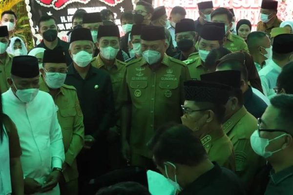 Menghadiri ibadah pemakaman dari Almarhum Haji Herson Mayulu Anggota Dewan DPR - RI dari Fraksi PDI - P