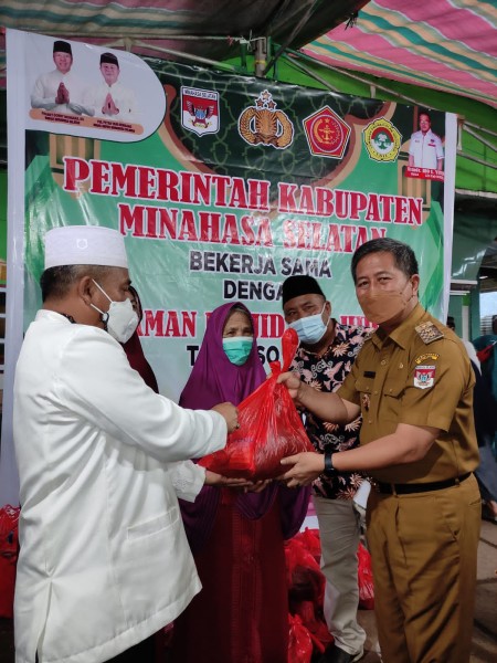 Wakil Bupati Minsel saat memberikan bingkisan.