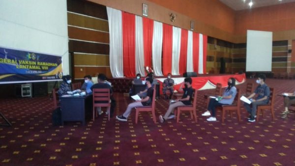 Kegiatan vaksinasi yang dilaaksanakan oleh Politeknik Negeri Manado (Polimdo).