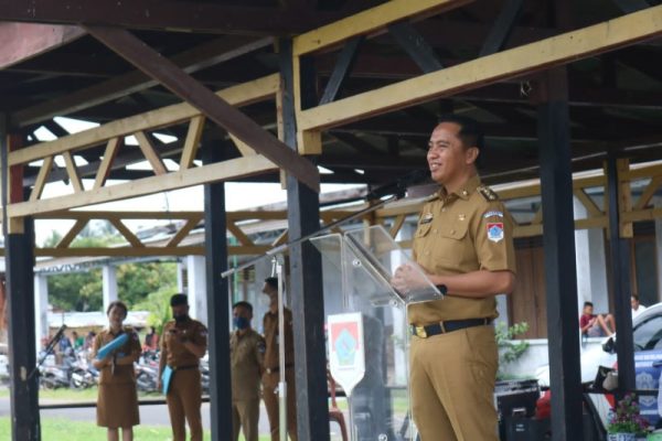 Bupati Bolaang Mongondow Timur (Boltim) Sam Sachrul Mamonto saat memimpin apel perdana.