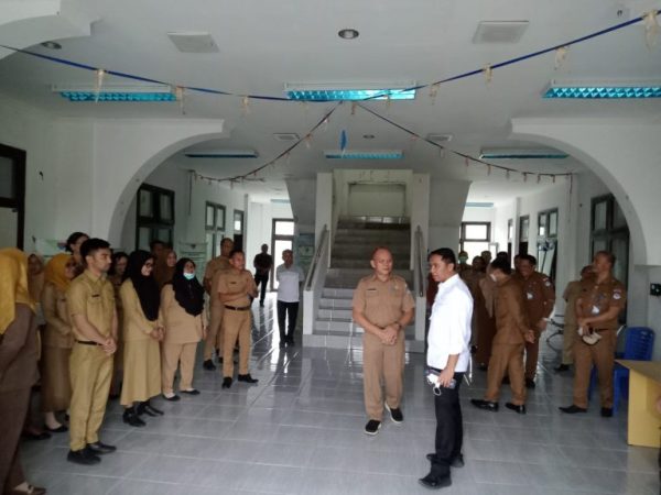 Bupati Boltim Sam Sachrul Mamonto saat melakukan sidak di sejumlah ruangan untuk mengecek kehadiran ASN.