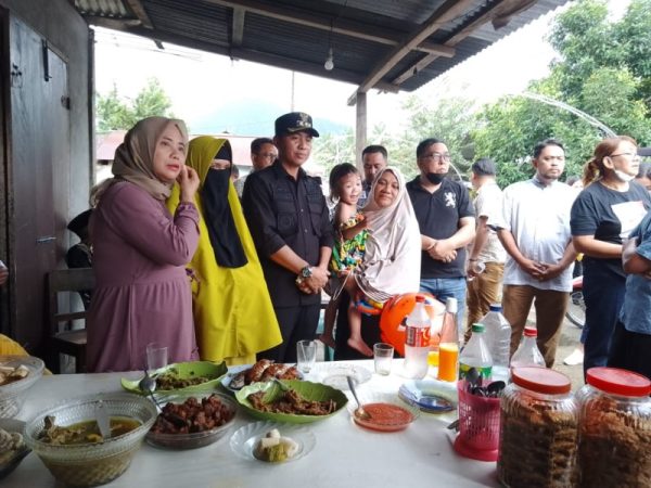 Kabarpost.com - Bupati Sam Sachrul Mamonto saat berlebaran ketupat di Desa Paret