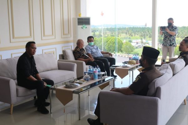 Bupati Boltim Sam Sachrul Mamonto saat berbincang dengan Kajari Kota Kotamobagu Elwin Agustina Khahar.