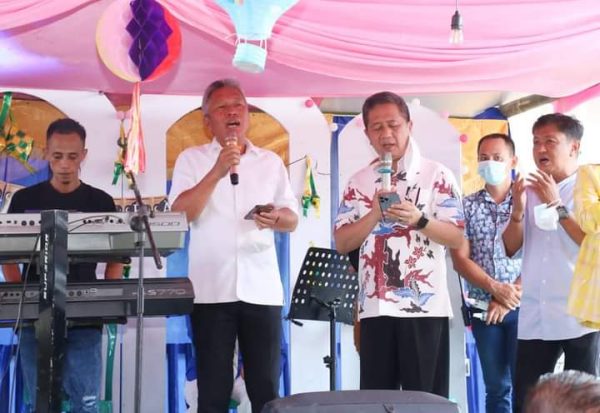 Bupati Franky Donny Wongkar, SH bersama Wakil Bupati Pdt. Petra Yani Rembang hadir pada acara Halal Bihalal Dan Lebaran Ketupat Jemaah Masjid Al-muhajirin Sapa Kecamatan Tenga