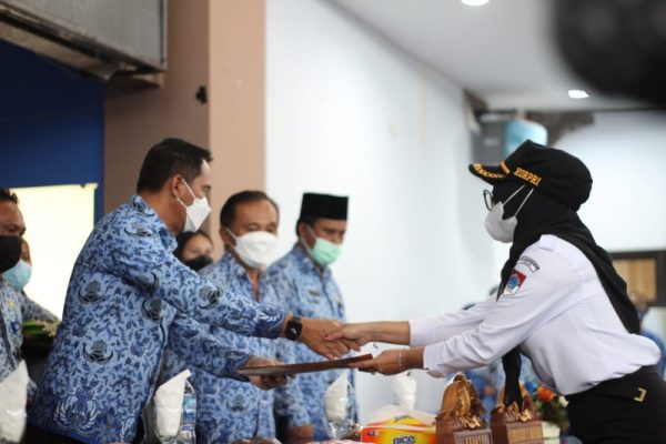 Bupati Bolaang Mongondow Timur Sam Sachrul Mamonto saat menyerahkan SK pendidik.
