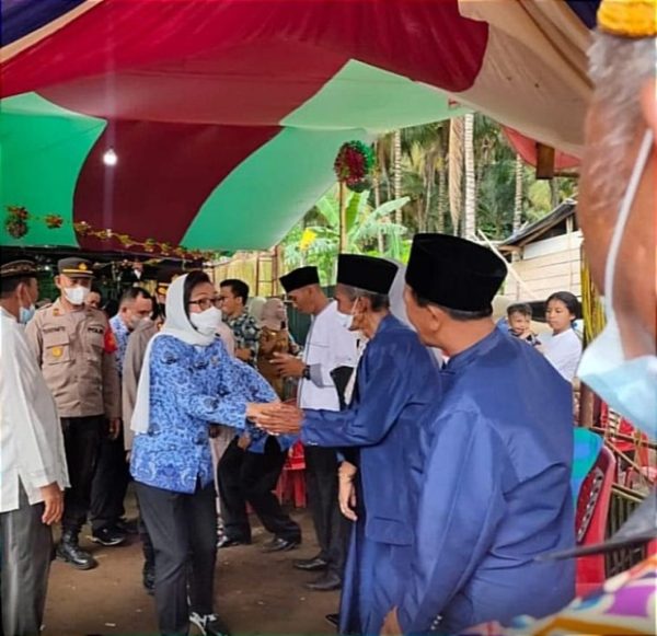 Bupati Yasti Soepredjo Mokoagow saat menghadiri acara Halal Bihalal di Kecamatan Bolaang Timur Desa Lolan II