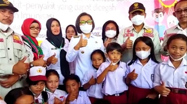 Imunisasi secara serentak di 9 Desa yang ada di Kecamatan Bolaang Timur yang dihadiri oleh Bupati Bolmong.