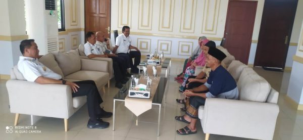 Bupati Bolaang Mongondow Timur Sam Sachrul Mamonto bersama jamaah yang akan berangkat umroh.