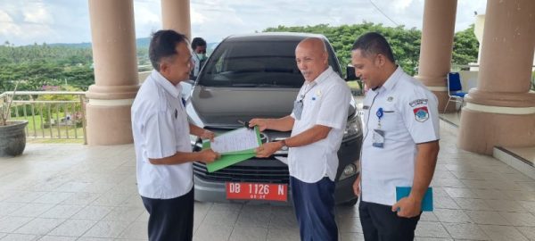Penyerahan Mobil Dinas kepada Asisten II bidang ekonomi dan pembangunan