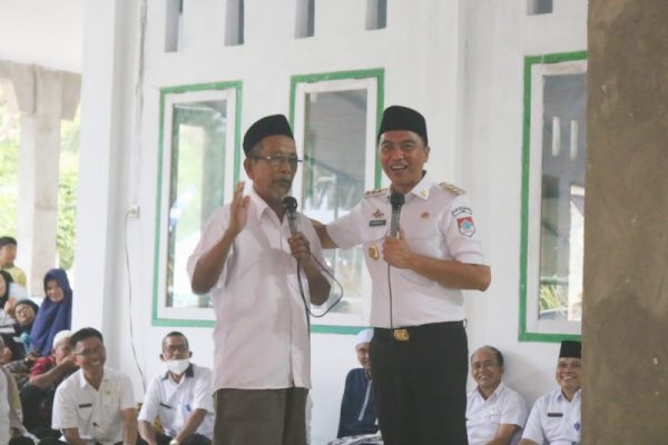Bupati Boltim Sam Sachrul Mamonto saat bersua dengan warga di Desa Matabulu
