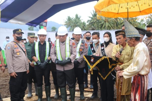 Peletakan batu pertama di Markas Komando (Mako) Kepolisian Resor (Polres) Boltim, Sabtu (28/5/2022).