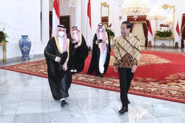 Presiden Joko Widodo saat menerima kunjungan kehormatan Menteri Luar Negeri Kerajaan Arab Saudi, Pangeran Faisal Bin Farhan Al Saud.