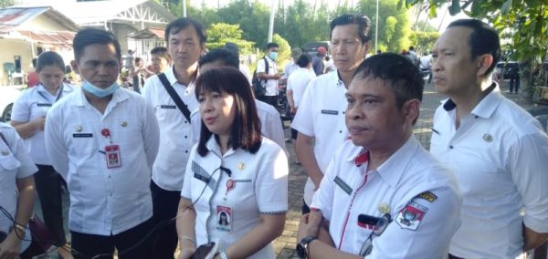 Sekdakab Minsel Glady Kawatu saat meninjau lokasi bencana