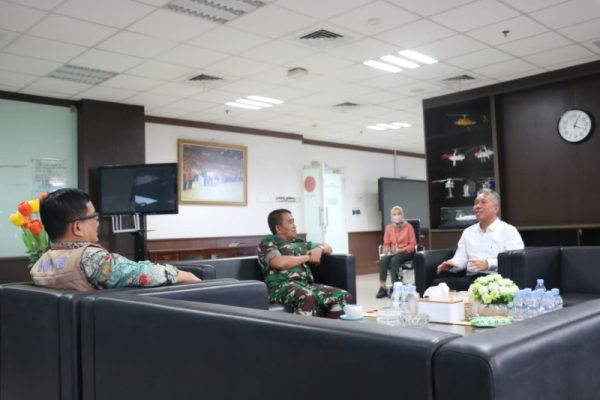 Bupati Minahasa Selatan Franky Donny Wongkar saat berkunjung
kerja ke Badan Nasional Penanggulangan Bencana