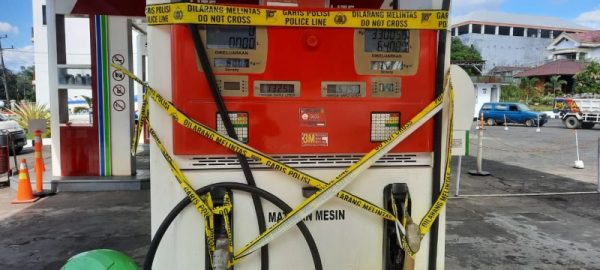 Police line (garis polisi) di nozzel jenis solar yang berada di Stasiun Bahan Bakar Umum (SPBU) Malalayang Dua
