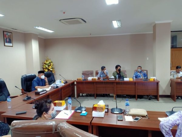 Jems Tuuk (Ketua Pansus) saat pimpin pelaksanaan rapat pembahasan Ranperda Rencana Induk Pembangunan Kepariwisataan Provinsi Tahun 2022-2025, Jumat (17/6/2022) di ruang rapat serba guna DPRD Sulut