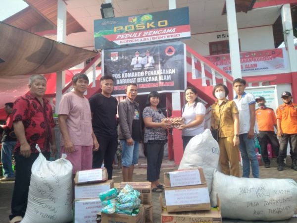 Pemerintah Desa Tangkunei berikan bantuan kepada korban bencana.