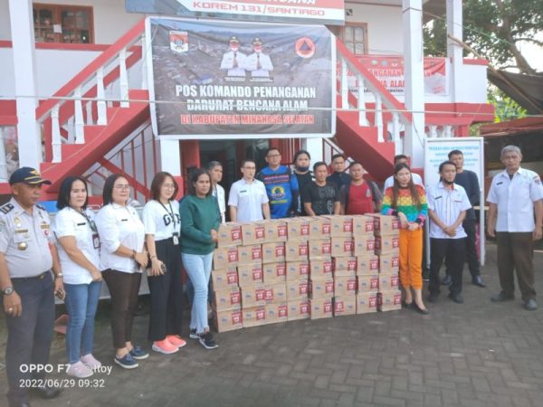 Panitia pelaksana Bupati Cup U-17 membantu para korban bencana alam Amurang