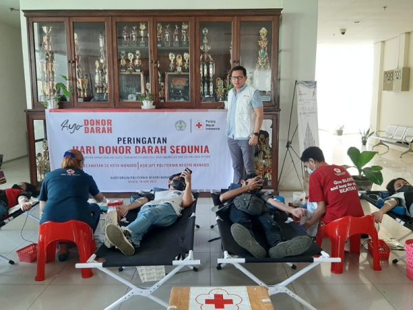 Stevie Kaligis, CA sebagai Ketua Bidang Pendidikan dan Latihan PMI Sulut sekaligus Koordinator Bagian Humas POLIMDO bersama para pendonor