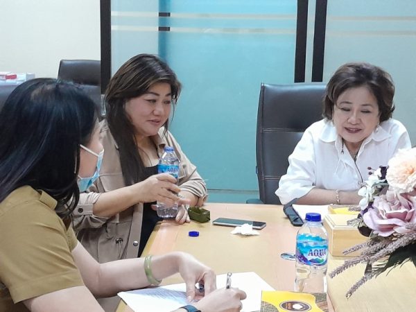 Sjenny Kalangi(baju putih), Ketua Badan Kehormatan DPRD Sulut saat memimpin rapat, Senin (25/7/2022)