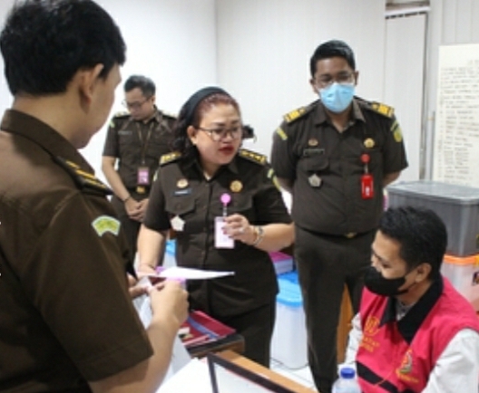Tersangka Dugaan Tipikor Saat berada di Kejati Sulut