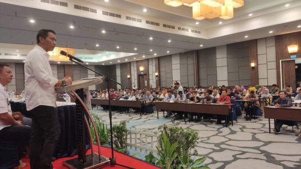 Bupati Sam Sachrul Mamonto saat melaksanakan kegiatan pelatihan untuk perangkat desa