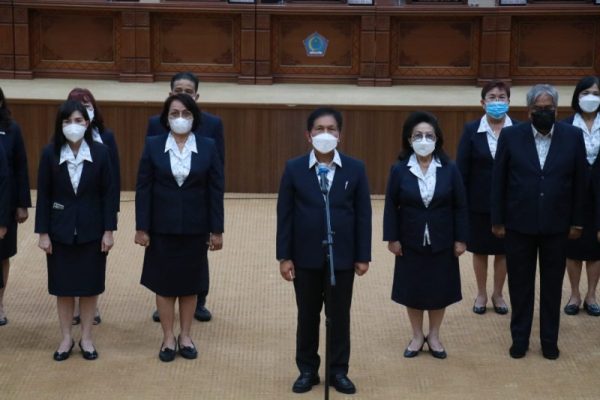dr. Andi Fransiscus Silangen saat dilantik sebagai Ketua Harian TKI di Sulut, Senin (15/8/2022) di ruang paripurna DPRD Sulut