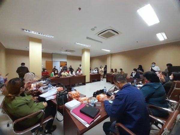 Situasi saat RDP berlangsung antara Komisi IV DPRD Sulut dengan pihak SBSI dan POLIMDO, Senin (15/8/2022)