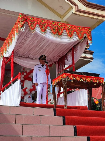 Bupati Bolaang Mongondow Limi Mokodompit selaku inspektur upacara.